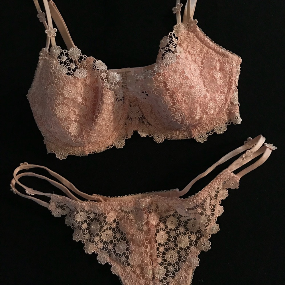 Ambrielle Bra & Thong Set in Light Peach 34 D (thong 6-8 approx size states XXL)
